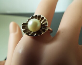 vintage sterling silver flower single   solitaire  cultured white  5 mm pearl  ring size 7