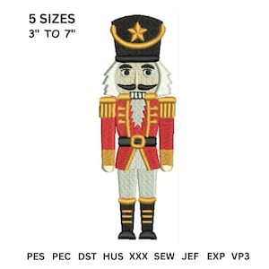Könnte beinhalten: Ein Stickmuster eines Nussknacker-Soldaten mit schwarzer Mütze mit goldenem Stern, roter Jacke mit Goldbesatz und schwarzen Stiefeln. Der Text 5 SIZES 3" TO 7" sowie die Dateiformate PES PEC DST HUS XXX SEW JEF EXP VP3 sind auf dem weißen Grund zu sehen.