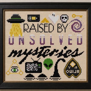 Schema per punto croce "Cresciuto da misteri irrisolti" in PDF / Schema gotico UFO, alieno, fantasma, Ouija / Schema digitale moderno e spettrale per punto croce