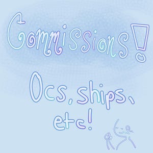 Könnte beinhalten: Eine hellblaue digitale Grafik mit dem Text Commissions! Ocs, ships, etc!, geschrieben in einer stilisierten, abgerundeten Schriftart mit einem Farbverlauf in Blau- und Violetttönen. Eine kleine, einfache Strichmännchen-Figur befindet sich unten rechts.