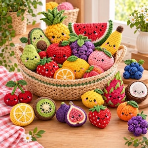 Peut inclure: Une collection de fruits et légumes en crochet, chacun doté d'un visage souriant avec des yeux noirs et une petite bouche. L'ensemble comprend un ananas, une tranche de pastèque, une banane, un avocat, une poire, une fraise, une orange et une figue.