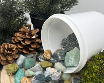 Bruja del Bosque - Kit de Minería de Cristales - Cubo para Excavar Gemas - Set de Cristales Verdes - Regalo Natural Inspirado en la Naturaleza - Dama del Musgo