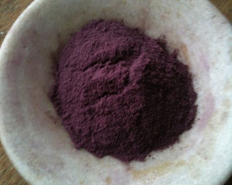 Pó puro de pétalas de rosa vermelha para uso em sabonetes, incensos, saquinhos de feitiço, decoração de velas ou outros artesanatos.