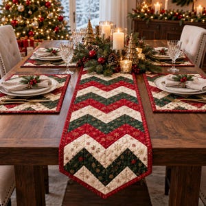 Puede incluir: Un camino de mesa acolchado y manteles individuales a juego con un patrón de chevrón en rojo, verde oscuro y crema con detalles de copos de nieve dorados. Las piezas de tela están dispuestas sobre una mesa de madera con platos y servilletas.