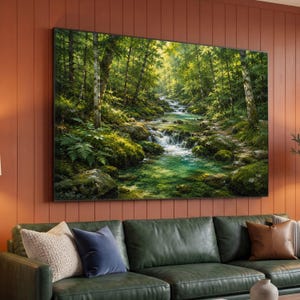 Peut inclure: Une impression d'art mural rectangulaire représentant un paysage forestier luxuriant avec un ruisseau clair coulant sur des rochers couverts de mousse. Des arbres hauts au feuillage vert bordent les rives et la lumière du soleil filtre à travers.