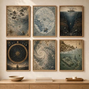Op de afbeelding: Een set van zes ingelijste wandkunstprints met nautische en hemelse thema's. De collectie bevat illustraties van berglandschappen, een cirkelvormige kaart, een diepzeetrog, een gouden sterrenkaart, een storm en onderwaterruïnes.