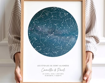 Könnte beinhalten: Ein gerahmter Druck mit einer Himmelskarte in einem kreisförmigen Design. Das Kunstwerk zeigt einen dunkelblauen Hintergrund mit weißen Sternbildern. Der Text "LES ÉTOILES SE SONT ALIGNÉES" steht über den Namen "Camille & Paul" sowie Datum und Koordinaten.