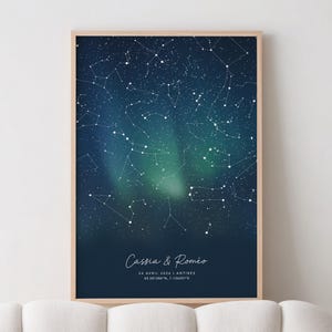 Könnte beinhalten: Ein gerahmter Druck mit einer Sternenkarte in Blau- und Grüntönen. Weiße Konstellationen sind vor dem dunklen Hintergrund zu sehen. Der Text "Cassia & Roméo" und Datums-/Ortsangaben befinden sich unten.