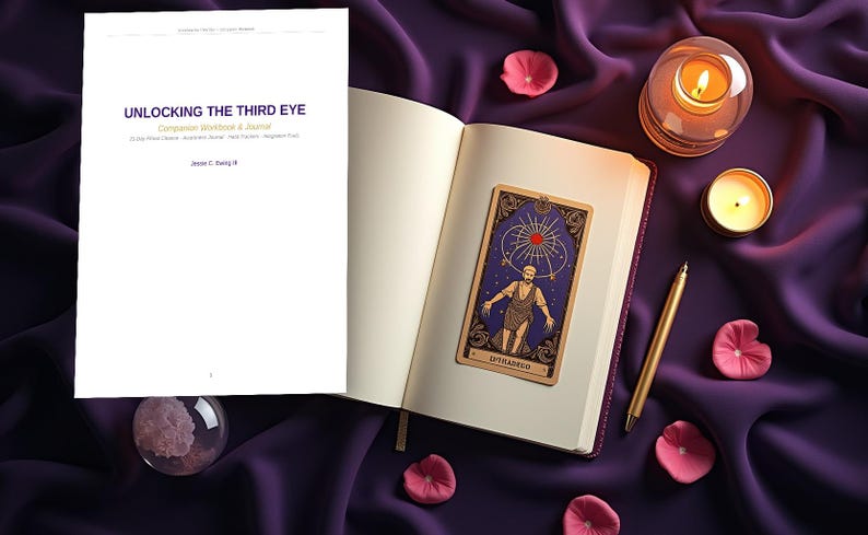 K&ouml;nnte beinhalten: Ein wei&szlig;es Buch mit dem Titel UNLOCKING THE THIRD EYE Companion Workbook & Journal von Jessie C. Ewing III, neben einem offenen Tagebuch mit einer Tarotkarte, die eine Figur unter einer Sonne zeigt, einem goldenen Stift und zwei brennenden Kerzen auf violettem Stoff.