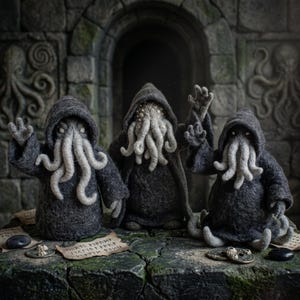Op de afbeelding: Drie naaldgevilte figuren in donkergrijze gewaden met capuchon, met bleke, tentakelachtige gezichten en meerdere ogen. De figuren hebben opgeheven armen en staan op een stenen ondergrond met kleine perkamenten met runentekst.