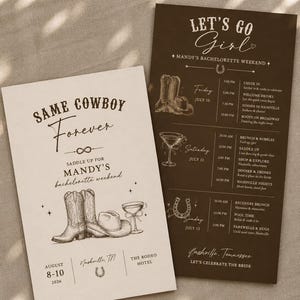 Può includere: Due cartoncini rettangolari per l'itinerario di un addio al nubilato. Il cartoncino color crema riporta il testo 'SAME COWBOY Forever', 'MANDY'S bachelorette weekend', stivali da cowboy, un cappello e un bicchiere da martini. Il cartoncino marrone elenca il programma.