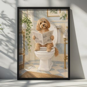 Könnte beinhalten: Ein gerahmter Wandkunstdruck, der einen hellbraunen, lockigen Hund zeigt, der auf einer weißen Porzellan-Toilette sitzt und eine aufgeschlagene Zeitung liest. Das Badezimmer-Ambiente umfasst blau-weiße Fliesen, eine Hängepflanze und goldene Armaturen.
