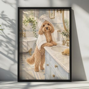Könnte beinhalten: Ein gerahmter Wandkunstdruck, der einen goldfarbenen Hund zeigt, der an einem Badezimmerschrank mit Marmorplatte steht. Der Hund trägt ein weißes Handtuch um Kopf und Schultern. Das Badezimmer ist mit einer freistehenden Badewanne ausgestattet.