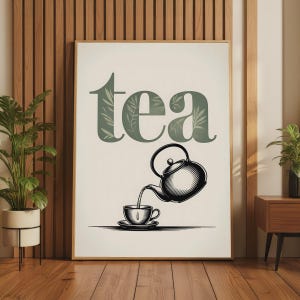 Puede incluir: Un cuadro decorativo con la palabra tea en letras grandes de color verde salvia con un sutil patrón de hojas. Debajo del texto, una ilustración en blanco y negro muestra una tetera vertiendo líquido en una taza a juego sobre un platillo.