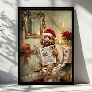 Könnte beinhalten: Ein gerahmter Kunstdruck zeigt einen braunen, lockigen Hund mit roter Weihnachtsmütze, der auf einer geblümten Toilette sitzt und eine Zeitung namens Christmas Chronicle liest, ergänzt durch einen beleuchteten Spiegel, einen Weihnachtsstern und Toilettenpapier.