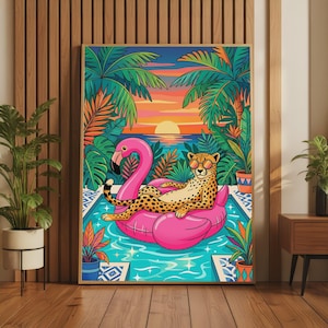 Puede incluir: Un cuadro rectangular que muestra a un leopardo con gafas de sol redondas descansando sobre un flotador de flamenco rosa en una piscina. La escena incluye hojas de palmera tropicales, plantas en macetas y un cielo al atardecer sobre el agua.