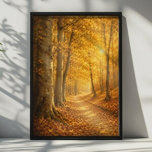 Könnte beinhalten: Ein gerahmter Wandkunstdruck, der einen Waldweg im Herbst zeigt. Die Szene zeigt hohe Bäume mit goldgelbem Laub und einen mit abgefallenen Blättern bedeckten Boden. Sonnenlicht scheint durch die Äste und erzeugt einen warmen Schein in der Ferne.