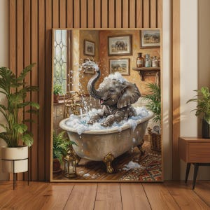 Puede incluir: Una impresión de arte mural enmarcada que muestra a un bebé elefante gris sentado en una bañera blanca con patas de garra llena de burbujas de jabón. El elefante rocía agua con su trompa. La escena incluye grifos dorados y plantas.