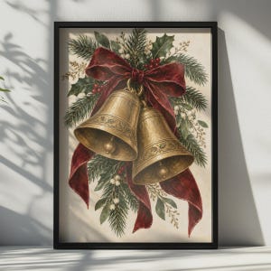 Può includere: Una stampa artistica da parete incorniciata raffigurante due campane in oro metallizzato legate con un grande nastro di velluto rosso scuro. Le campane sono circondate da rami di pino verde, foglie di agrifoglio e piccole bacche rosse su sfondo chiaro.