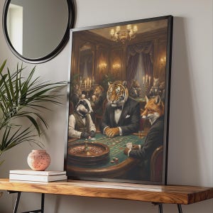 Op de afbeelding: Een ingelijste rechthoekige wandkunstprint met een antropomorfe tijger, vos en das in formele zwarte pakken en vesten die roulette en kaarten spelen aan een groene tafel in een kamer met houten lambrisering en gedimd licht.