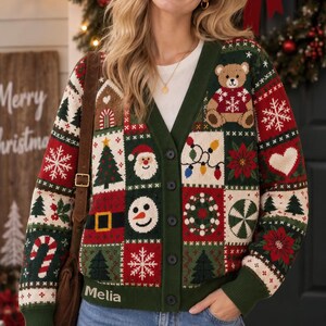 Personalisierter Weihnachtsstrickpullover mit Namensaufdruck, Patchwork-Strickpullover mit Teddybär, Weihnachtsmann und Schneemann, Geschenk für Sie