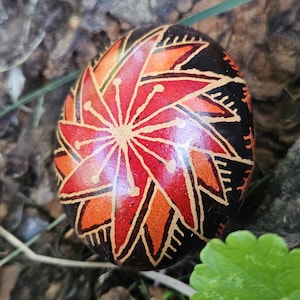 Pysanky-Ei „Herbst-Corona“ | Handgefertigtes rotes und schwarzes Wachsresist-Ei | Ausgeblasenes Hühnerei