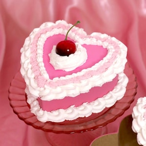 Gefälschte Kirsch-Vintage-Herz-Kuchen-Geschenkbox
