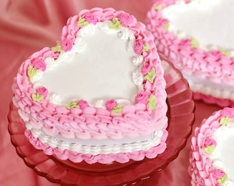 Gefälschte Vintage Herz Kuchen Geschenkbox mit rosa Rosen