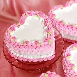 Caja de regalo de pastel de corazón vintage falso con rosas rosadas