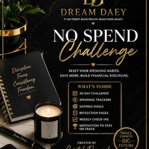 Può includere: Un'agenda nera No Spend Challenge con testo dorato, una penna nera abbinata e una candela. La copertina presenta le parole Discipline, Focus, Consistency, Freedom. Il testo include What's Inside, 30-Day Challenge, Spending Trackers, Savings Goals, Reflection Pages, Weekly Check-ins, Motivation to Stay on Track e Small Choices Big Future.