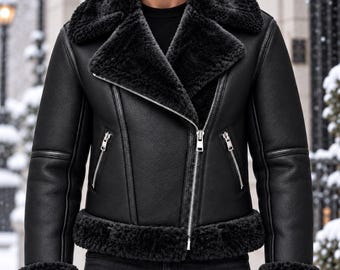 Puede incluir: Una chaqueta de cuero negro con un grueso forro de piel sintética negra, un cuello ancho con muescas y mangas largas con puños de piel. La chaqueta incluye un cierre de cremallera diagonal en tono plateado y dos bolsillos con cremallera.