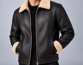 Puede incluir: Una chaqueta negra con acabado liso, cremallera metálica completa y cuello de sherpa color canela. La prenda cuenta con mangas largas con puños de sherpa a juego y dos bolsillos laterales, sobre una camiseta negra y pantalones negros.