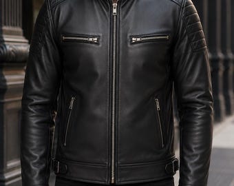 Puede incluir: Una chaqueta de cuero negro con cuello mao y cierre de botón a presión, cremallera frontal plateada, dos bolsillos con cremallera en el pecho, dos bolsillos inferiores con cremallera, paneles acolchados en los hombros y hebillas laterales ajustables.