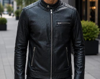 Puede incluir: Una chaqueta de cuero negra con cuello alzado y cierre de un solo botón a presión, cremallera central plateada de longitud completa, dos bolsillos verticales con cremallera en la cintura y un bolsillo horizontal con cremallera en el pecho izquierdo.