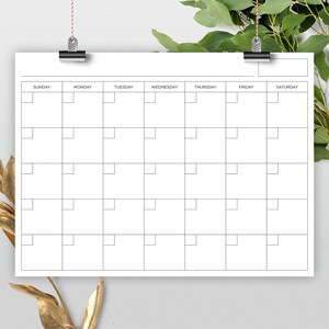 Puede incluir: Un planificador de calendario semanal en blanco con un diseño de cuadrícula simple. Los días de la semana están etiquetados en la parte superior: domingo, lunes, martes, miércoles, jueves, viernes, sábado.