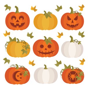 Op de afbeelding: Negen verschillende Halloween-pompoenen met verschillende gesneden ontwerpen. De pompoenen zijn oranje, geel en wit. Sommige pompoenen hebben bladeren en wijnstokken.