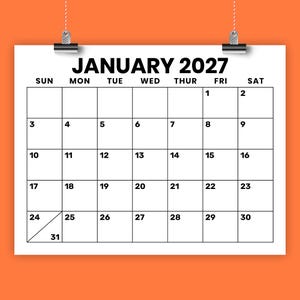 Könnte beinhalten: Ein weißer Kalender für Januar 2027, aufgehängt an silbernen Clips. Das Kalendarium zeigt die Wochentage und Daten, mit Monat und Jahr deutlich oben.
