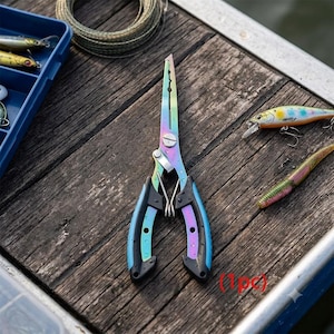 Peut inclure: Une pince de pêche avec une finition irisée multicolore sur les mâchoires et le corps en métal, dotée de poignées ergonomiques en caoutchouc noir, d'un mécanisme à ressort et d'encoches coupe-fil intégrées sur le bec long et pointu.