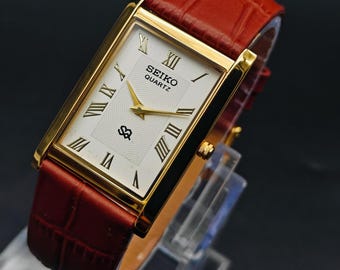 Vintage Seiko Slim Tank Quartz horloge: witgoud, Romeinse cijfers op de wijzerplaat, handgemaakte leren band.