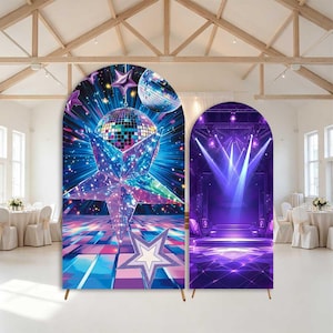 Puede incluir: Dos fundas de fondo arqueadas con temas de discoteca. La funda izquierda muestra una gran estrella morada, una bola de discoteca y un suelo de cuadros colorido. La funda derecha muestra un escenario iluminado en morado con focos.