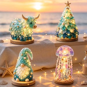 Op de afbeelding: Een set van vier decoratieve ornamenten bestaande uit een hooglandrund, een kerstboom, een kabouter en een kwal, gemaakt van blauwe, groene en witte stukjes zeeglas, verlicht door warme lichtsnoeren en geplaatst op ronde houten voetstukken.