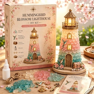 Op de afbeelding: Een Hummingbird Blossom Lighthouse doe-het-zelfpakket met doos en een afgewerkt vuurtorenmodel versierd met pastelkleurige zeeglasstukjes, bloemen en kolibriefiguren. Inclusief lijm, touw, losse glasstenen en een instructieboekje.