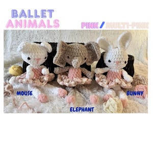 Puede incluir: Tres peluches de ganchillo etiquetados como BALLET ANIMALS, MOUSE, ELEPHANT y BUNNY. El ratón y el conejo son blancos con detalles rosas, y el elefante es gris con un corpiño rosa. Cada uno lleva un tutú rosa y blanco de lana suave.