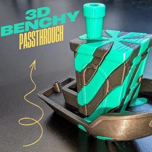 Pode incluir: Um modelo de barco impresso em 3D com cabine e casco listrados em preto e verde-azulado. O texto 3D BENCHY PASSTHROUGH aparece no canto superior esquerdo e a palavra TESTED está numa faixa amarela. O barco tem uma pequena chaminé.