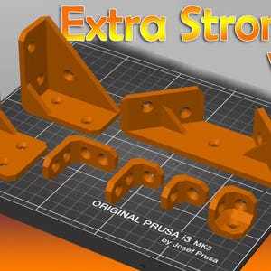 Puede incluir: Un conjunto de soportes estructurales y conectores de esquina de color naranja impresos en 3D con orificios pretaladrados. El texto "Extra Strong V2" y "ORIGINAL PRUSA i3 MK3 by Josef Prusa" es visible en la imagen, que muestra varios componentes angulares.