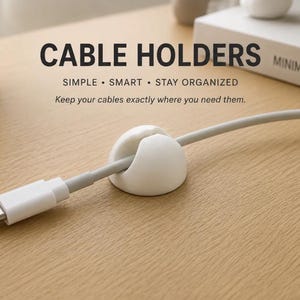 Pode incluir: Um suporte de cabo branco em forma de cúpula com uma fenda central, prendendo um cabo USB-C cinza claro. O texto CABLE HOLDERS, SIMPLE • SMART • STAY ORGANIZED e Keep your cables exactly where you need them. é visível acima do suporte.