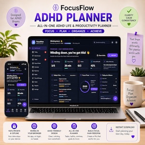 Może przedstawiać: Planer FocusFlow ADHD wyświetlony na ekranie laptopa i smartfona. Interfejs ma ciemny motyw z fioletowymi akcentami, pokazujący listy zadań, minutniki i codzienne cele. Obok znajduje się biały kubek z tekstem oraz karteczka samoprzylepna.