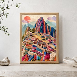 Może przedstawiać: Oprawiony wydruk ścienny przedstawiający żywy, teksturowany krajobraz Machu Picchu. Scena zawiera kolorowe, tkane wzory w odcieniach niebieskiego, czerwonego, pomarańczowego i żółtego, z wyraźnym szczytem góry i jasnoczerwonym słońcem.