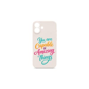 Puede incluir: Una funda de smartphone blanca con el texto colorido "You are Capable OF Amazing things" en una mezcla de fuentes script y sans-serif en colores turquesa, naranja y magenta. La funda tiene un recorte para un sistema de cámara dual y flash.