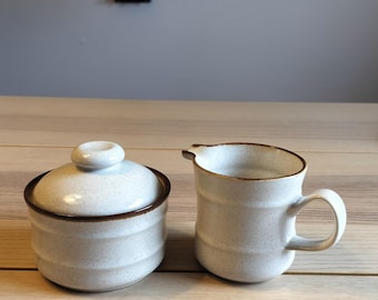 Suikerpot en melkkannetje van Studio Kraft steengoed. Gemaakt in Japan.